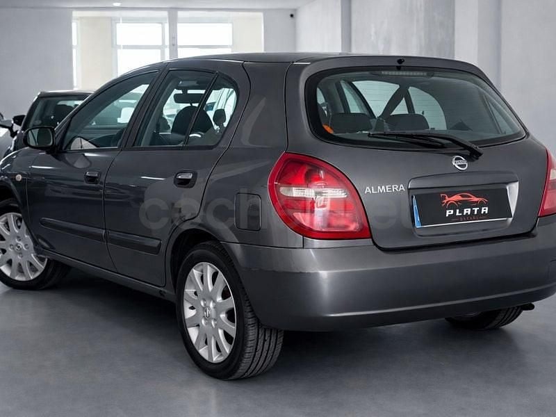 Usado Nissan Almera Visia 98 CV (72 kW) 2006 Gris / plata Berlina