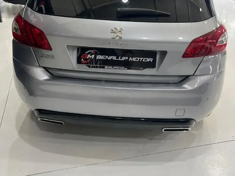 Usado Peugeot 308 Style 130 CV (95 kW) 2017 Gris / plata Berlina