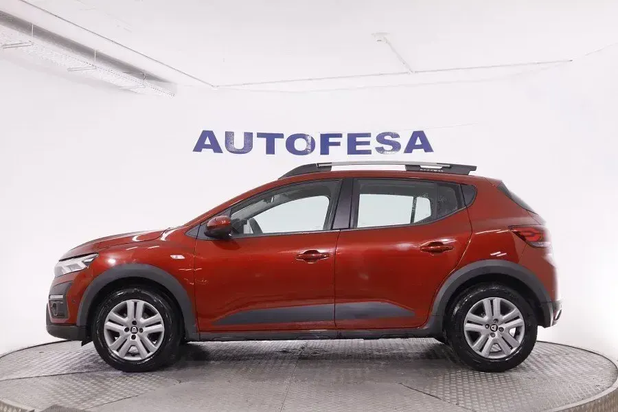 Usado Dacia Sandero Comfort 100 CV (73 kW) 2021 Granate