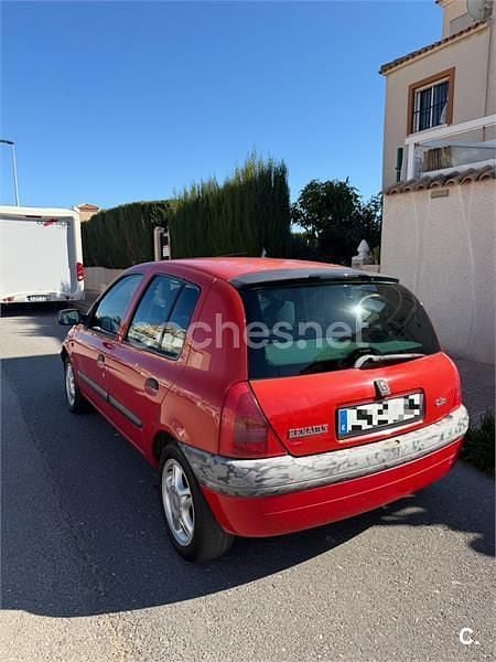 Usado Renault Clio II 75 CV (55 kW) 2001 Rojo Berlina