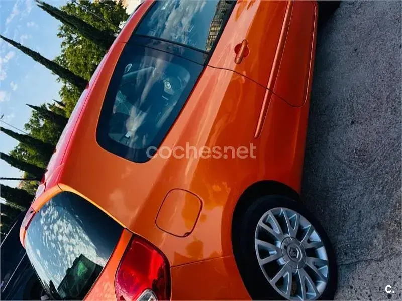 Usado Renault Clio II Dynamique 85 CV (62 kW) 2009 Naranja Berlina