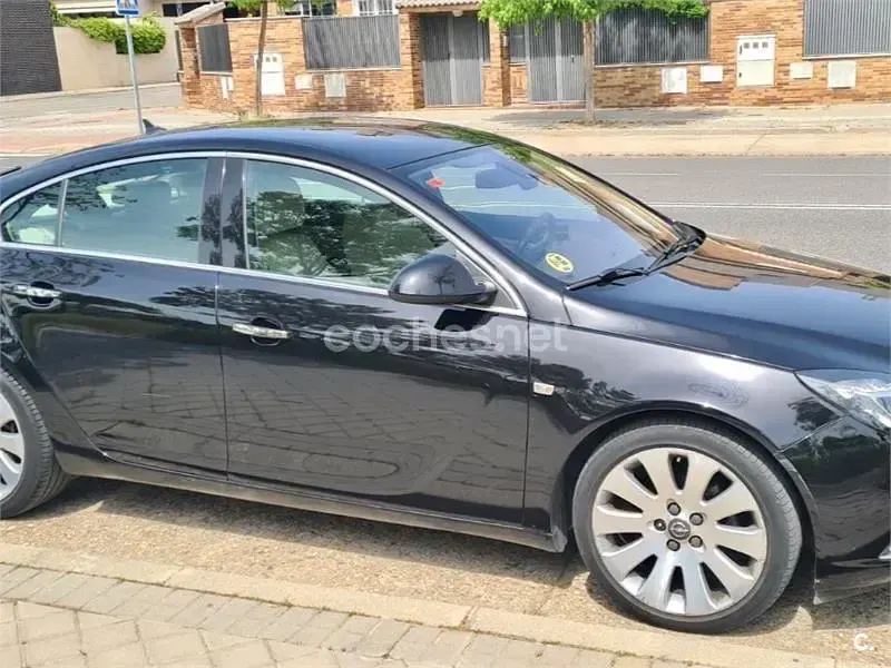 Usado Opel Insignia Cosmo 160 CV (117 kW) 2010 Negro Berlina