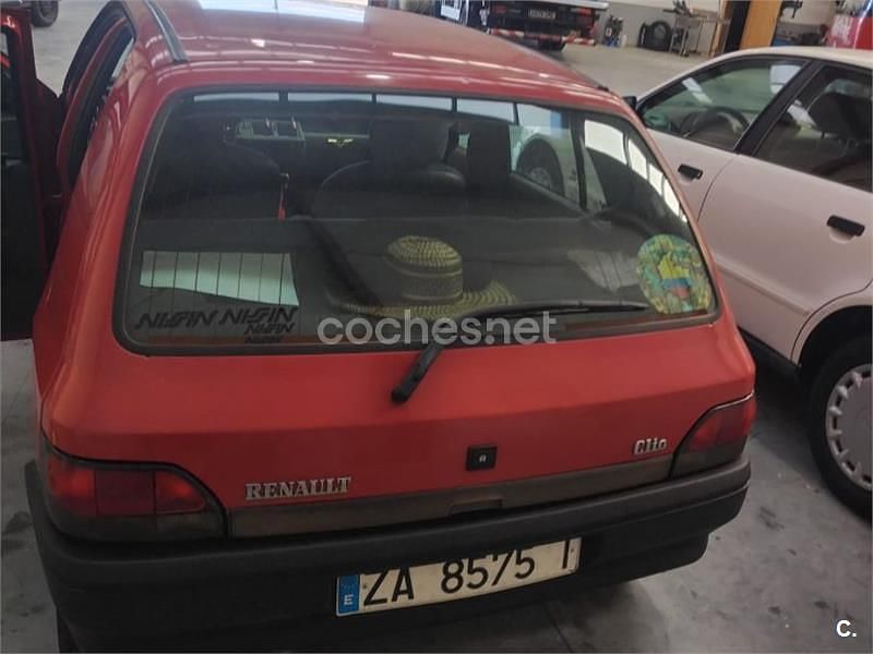 Usado Renault Clio 60 CV (44 kW) 1996 Rojo Utilitario