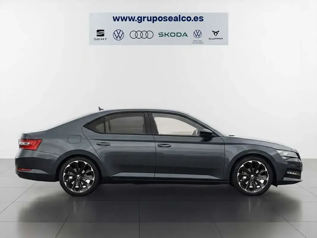 Usado Skoda Superb SportLine 150 CV (110 kW) 2022 Gris Berlina