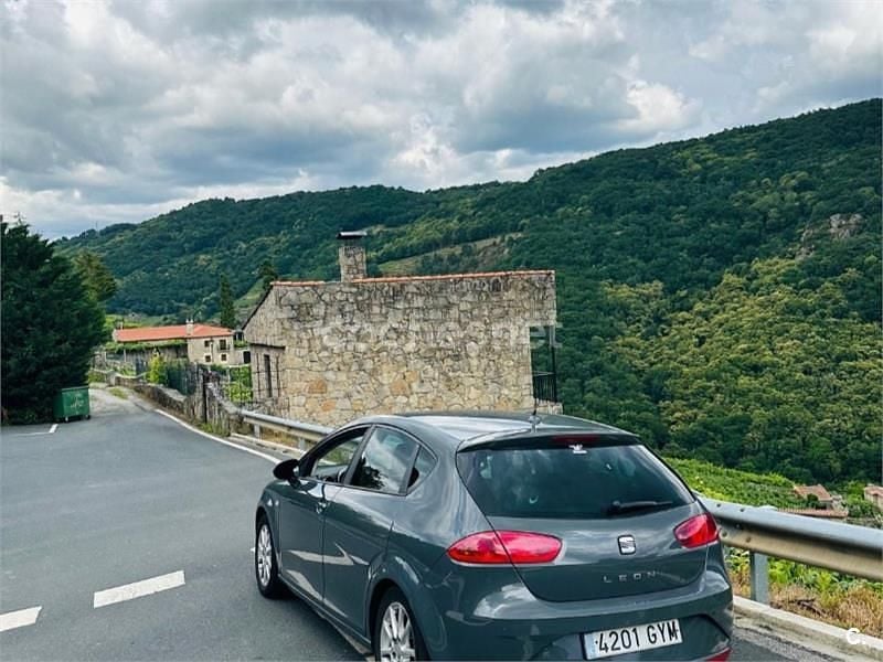 Usado Seat Leon Ecomotive 105 CV (77 kW) 2010 Gris / plata Utilitario