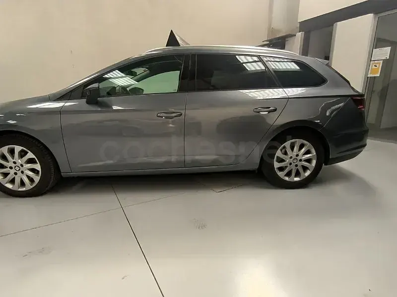 Usado Seat Leon Ecomotive 110 CV (80 kW) 2016 Gris / plata Familiar