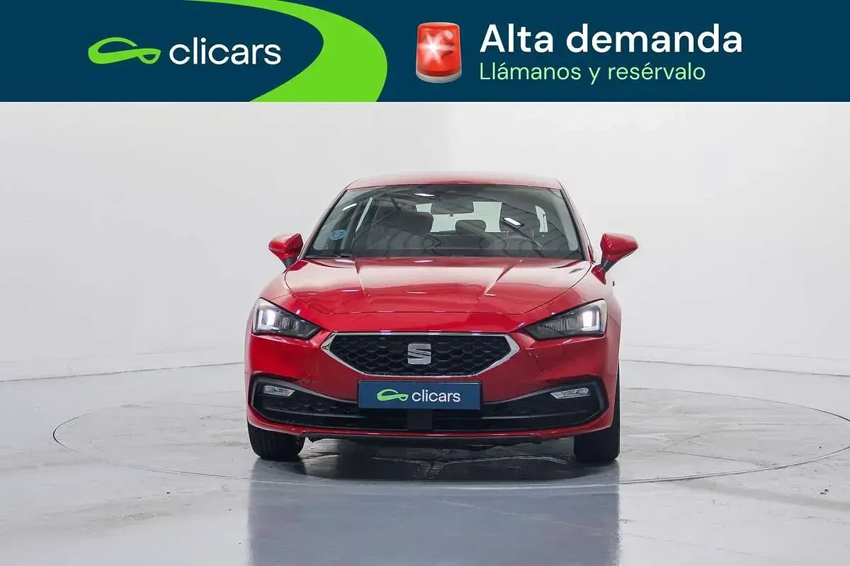 Usado Seat Leon Reference 110 CV (80 kW) 2021 Rojo Utilitario