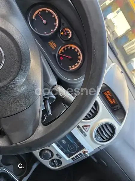 Usado Opel Corsa Essentia 75 CV (55 kW) 2007 Gris / plata Utilitario