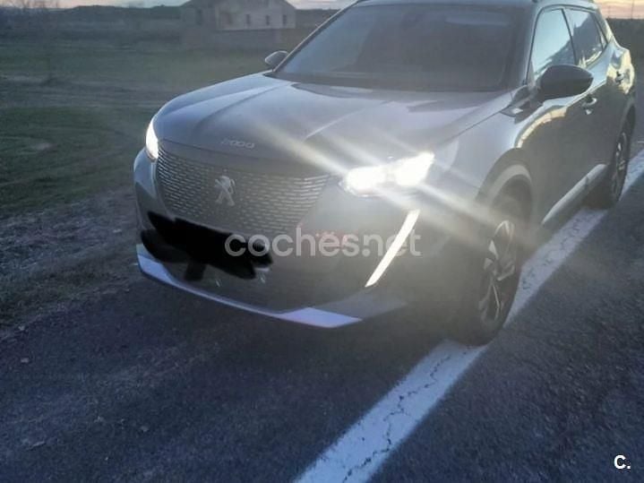Usado Peugeot 2008 Allure 130 CV (95 kW) 2020 Gris / plata SUV