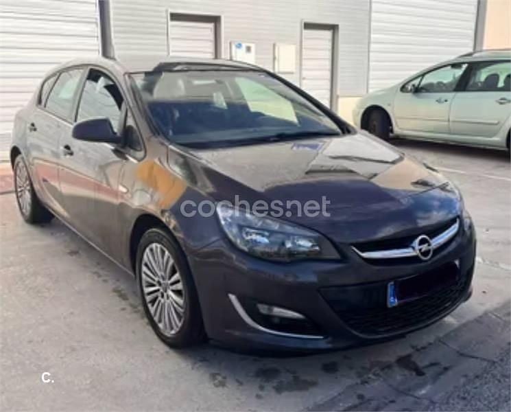 Gris / plata Usado 2013 Opel Astra Selective Familiar | 7300 € (Precio justo) - Imagen 1/2