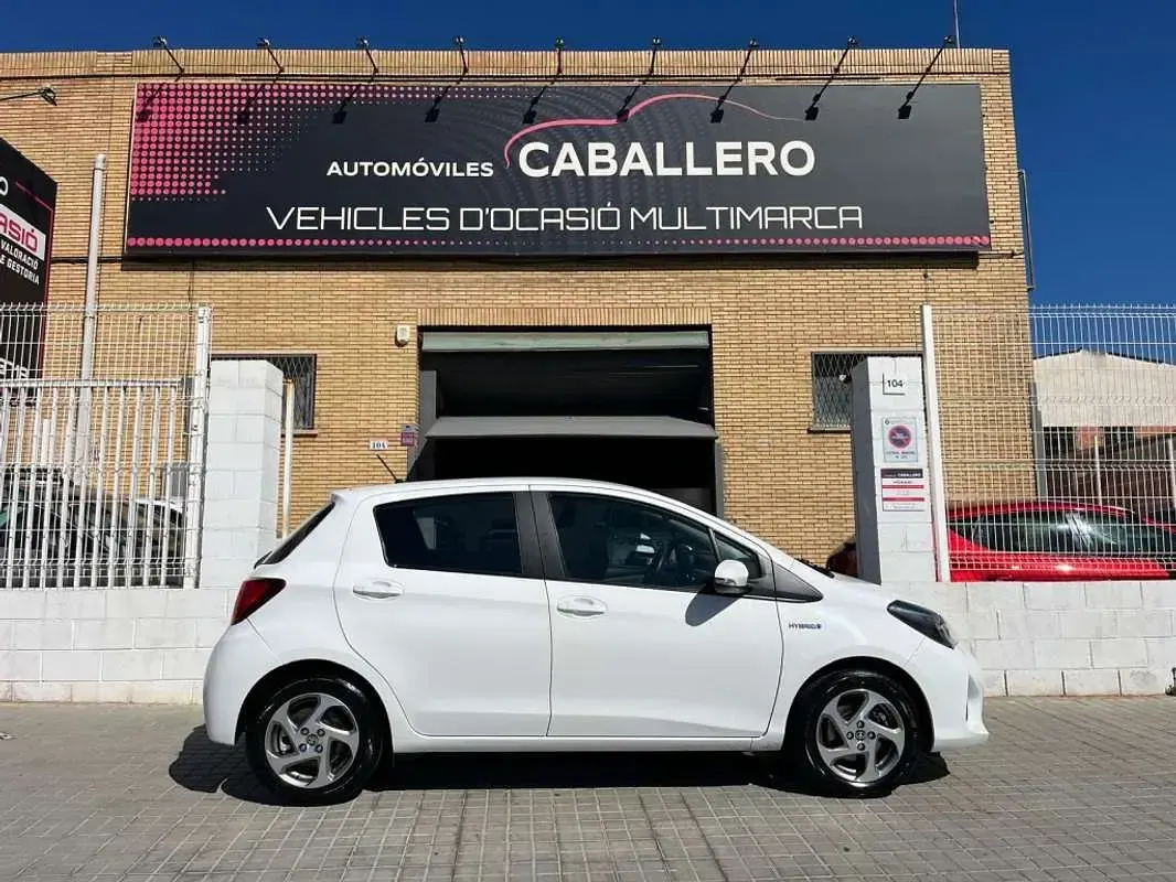 Usado Toyota Yaris Hybrid Active 100 CV (73 kW) 2016 Blanco Utilitario