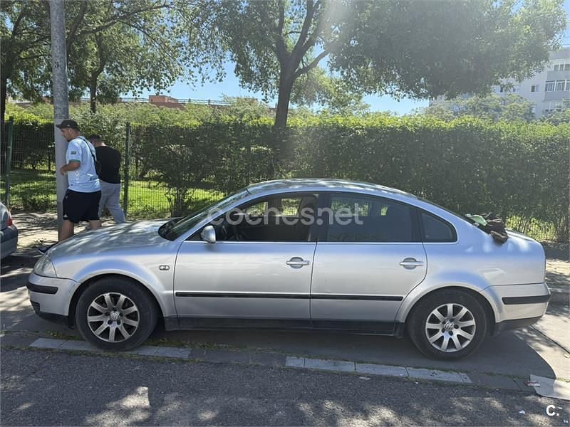 Usado VW Passat Edition 130 CV (95 kW) 2002 Gris / plata Berlina