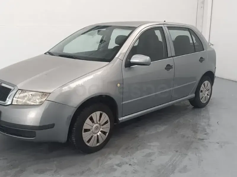 Usado Skoda Fabia Comfort 64 CV (47 kW) 2004 Gris / plata Berlina