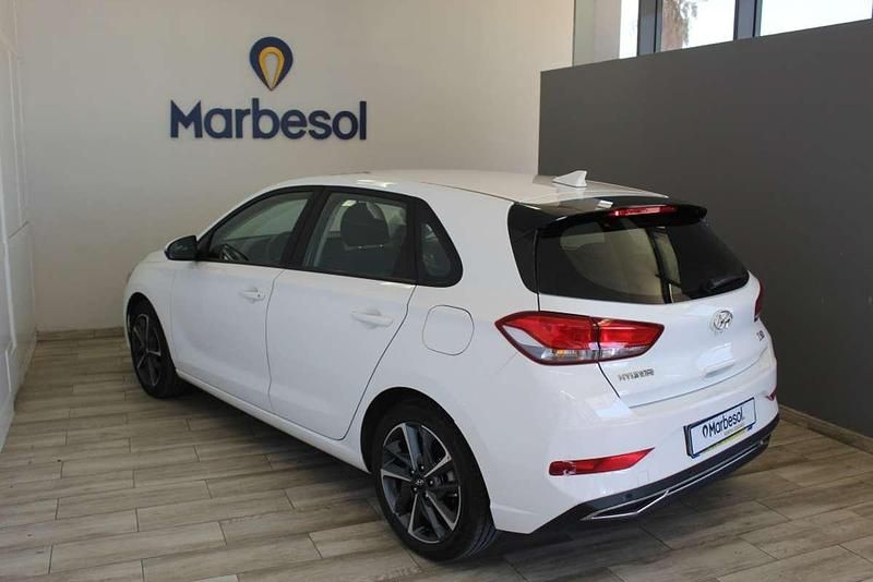 Usado Hyundai i30 110 CV (80 kW) 2021 Blanco Utilitario
