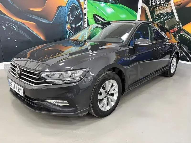 Usado VW Passat Executive 150 CV (110 kW) 2022 Gris / plata Familiar