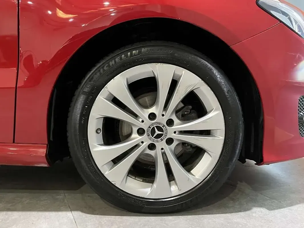 Usado Mercedes B180 109 CV (80 kW) 2018 Rojo Utilitario