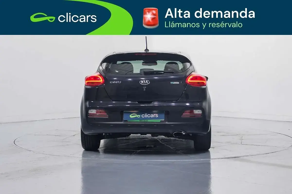 Usado Kia Ceed 120 CV (88 kW) 2016 Negro Utilitario