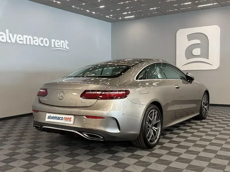 Usado Mercedes E220 194 CV (142 kW) 2022 Gris / plata Coupe