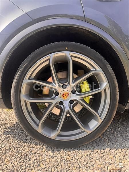 Usado Porsche Cayenne 462 CV (339 kW) 2018 Gris / plata SUV