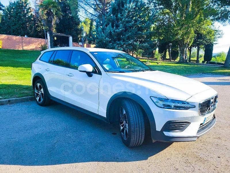 Blanco Usado 2021 Volvo V60 CC Pro Familiar | 24.999 € (Un poco caro) - Imagen 1/4