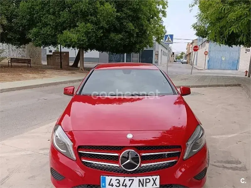 Usado Mercedes A180 Urban 122 CV (89 kW) 2015 Rojo Utilitario