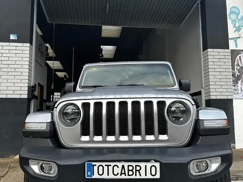 Usado Jeep Wrangler Sahara 270 CV (198 kW) 2019 Gris / plata SUV