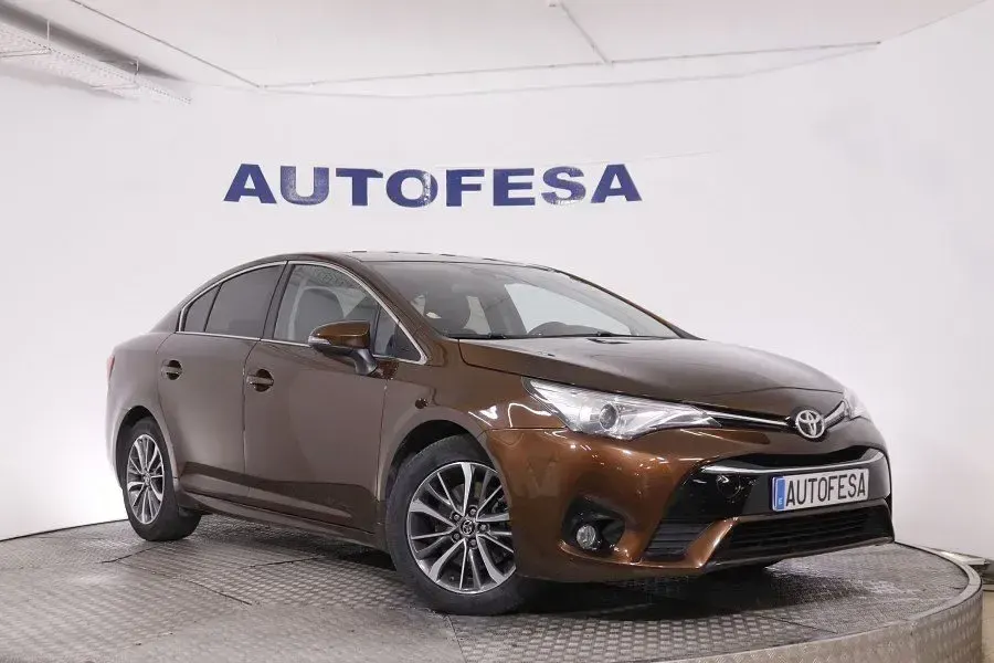 Usado Toyota Avensis Executive 143 CV (105 kW) 2015 Marron Berlina