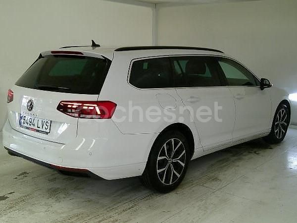 Usado VW Passat Executive 150 CV (110 kW) 2022 Blanco Familiar