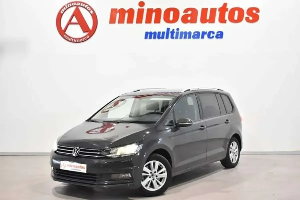 Usado VW Touran Life 150 CV (110 kW) 2023 Gris Monovolumen