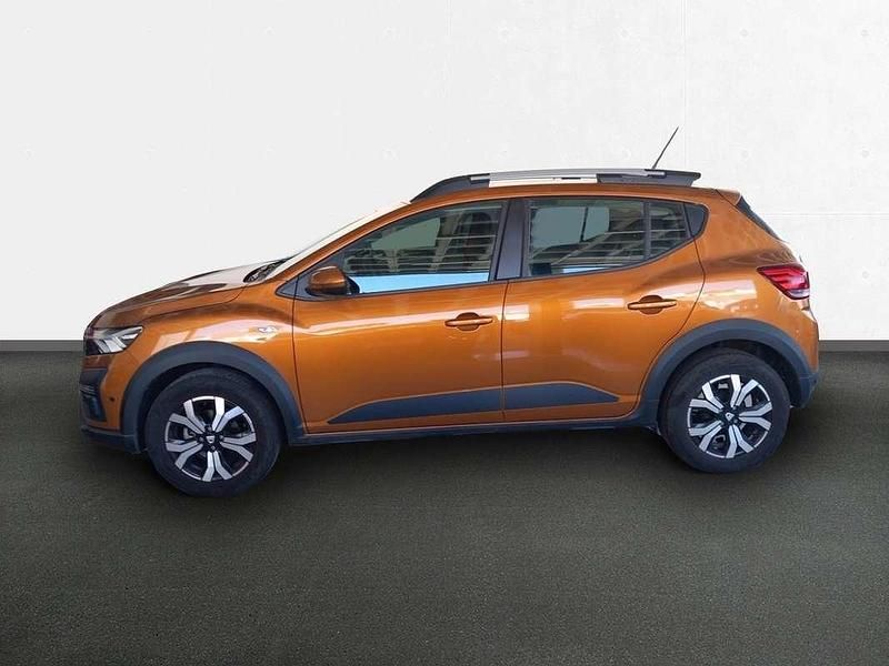 Usado Dacia Sandero Comfort 91 CV (66 kW) 2021 Naranja Utilitario