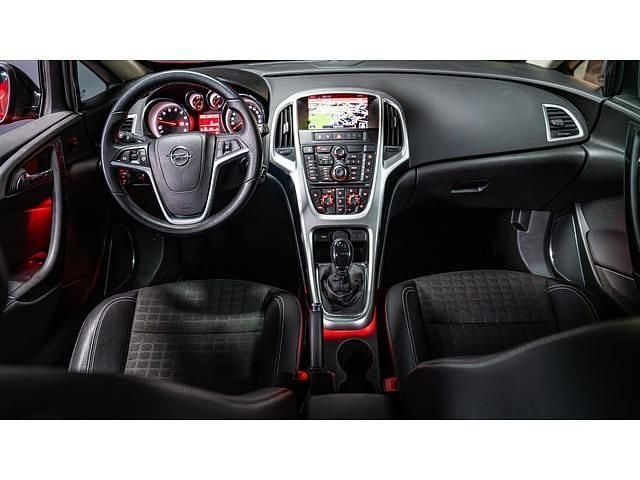 Usado Opel Astra GTC Sportive 140 CV (102 kW) 2015 Rojo Utilitario