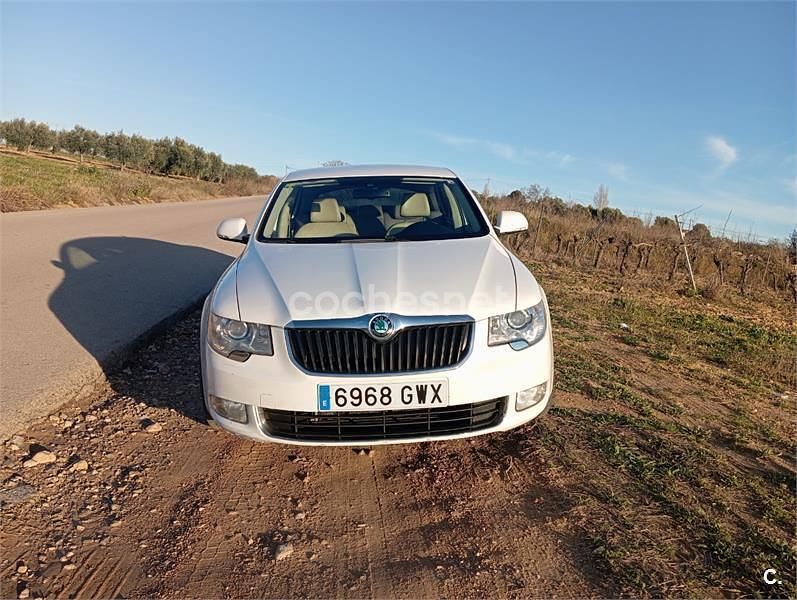 Usado Skoda Superb Exclusive 140 CV (102 kW) 2010 Blanco Berlina