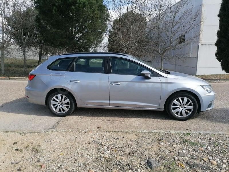 Usado Seat Leon Reference 115 CV (84 kW) 2019 Gris / plata Familiar