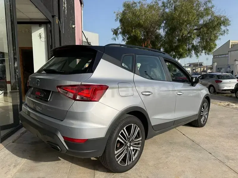 Usado Seat Arona Style 110 CV (80 kW) 2022 Gris / plata SUV