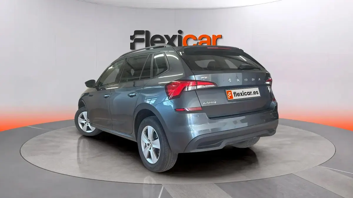 Usado Skoda Kamiq Active 95 CV (69 kW) 2021 Gris SUV