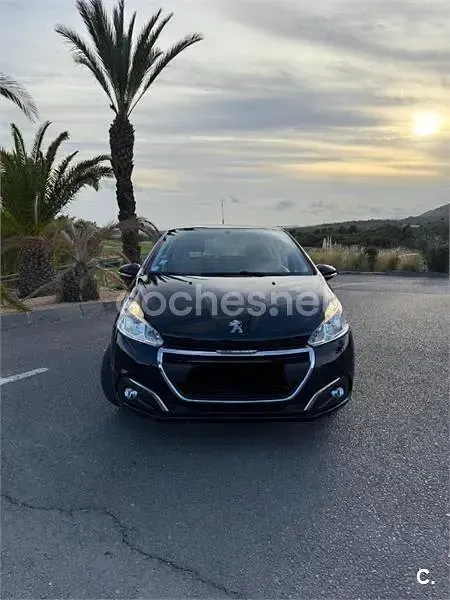 Usado Peugeot 208 Allure 82 CV (60 kW) 2018 Negro Utilitario