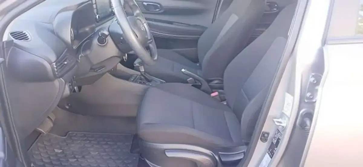 Usado Hyundai i20 101 CV (74 kW) 2022 Gris Utilitario