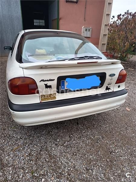 Usado Ford Mondeo Ghia 136 CV (100 kW) 1993 Blanco Familiar