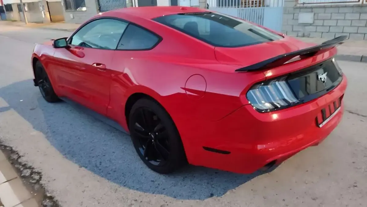 Usado Ford Mustang Fastback 314 CV (230 kW) 2015 Rojo Coupe