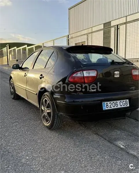 Usado Seat Leon 90 CV (66 kW) 2003 Negro Utilitario