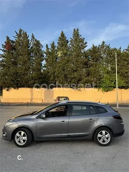 Usado Renault Mégane GrandTour Dynamique 105 CV (77 kW) 2010 Gris / plata Familiar