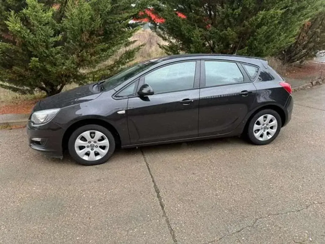 Usado Opel Astra Dynamic 110 CV (80 kW) 2015 Negro Utilitario