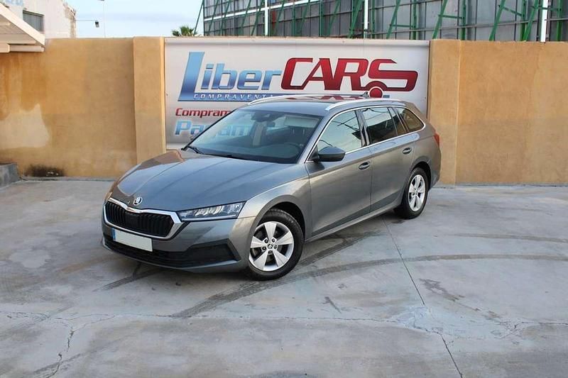 Usado Skoda Octavia Ambition 150 CV (110 kW) 2022 Gris Familiar