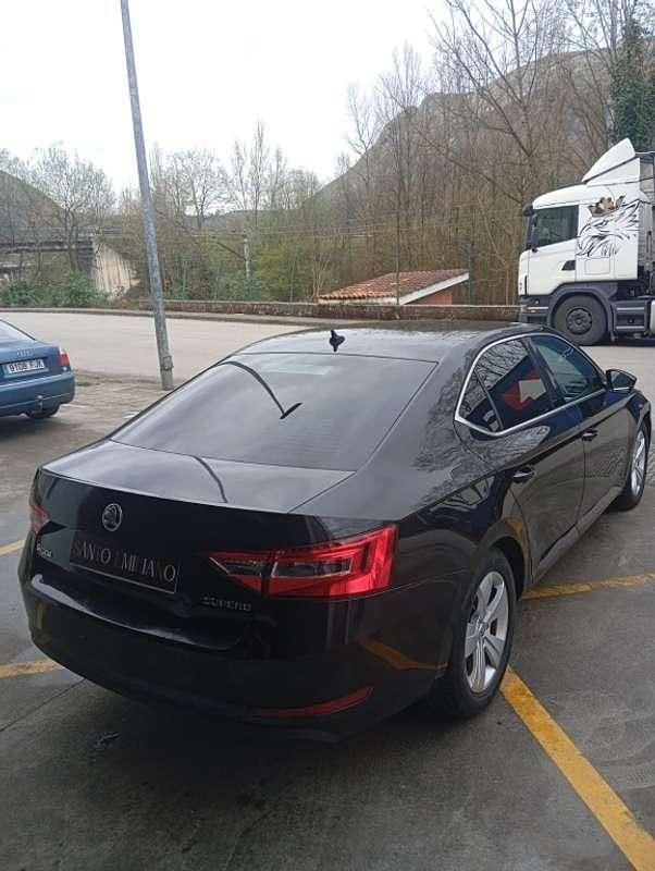 Usado Skoda Superb Active 150 CV (110 kW) 2018 Negro Berlina