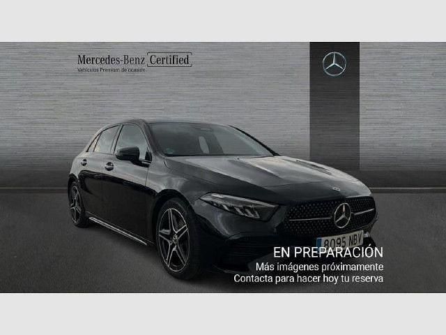 Usado Mercedes A180 116 CV (85 kW) 2025 Pintura metalizada  negro cosmos Utilitario