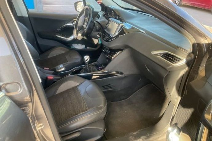 Usado Peugeot 2008 Allure 120 CV (88 kW) 2015 Gris / plata SUV