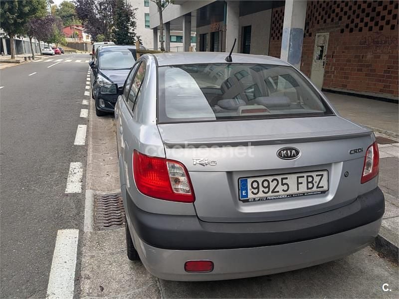 Usado Kia Rio EX 110 CV (80 kW) 2007 Gris / plata Berlina