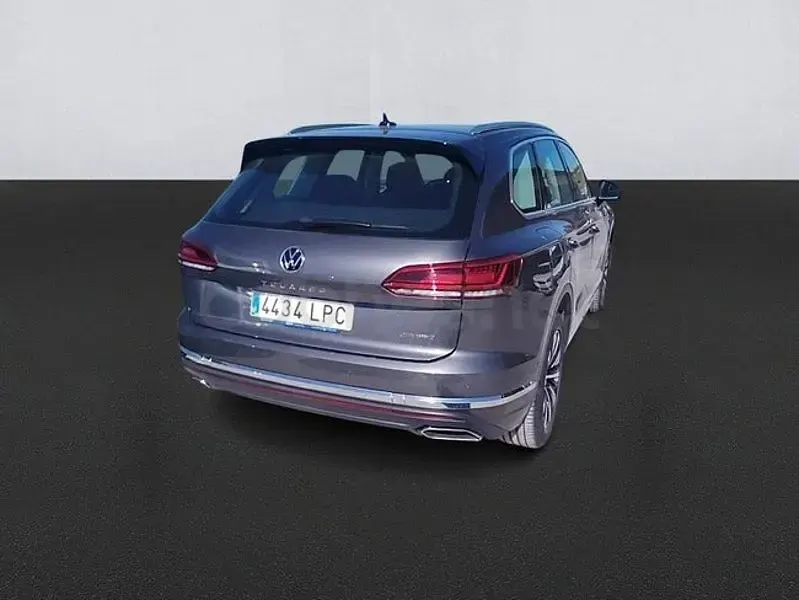 Usado VW Touareg 381 CV (280 kW) 2021 Gris / plata SUV