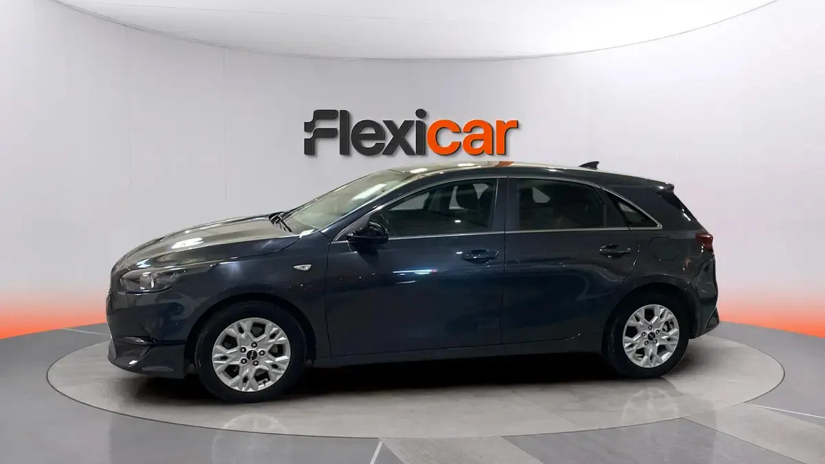 Usado Kia Ceed 136 CV (100 kW) 2023 Gris Utilitario