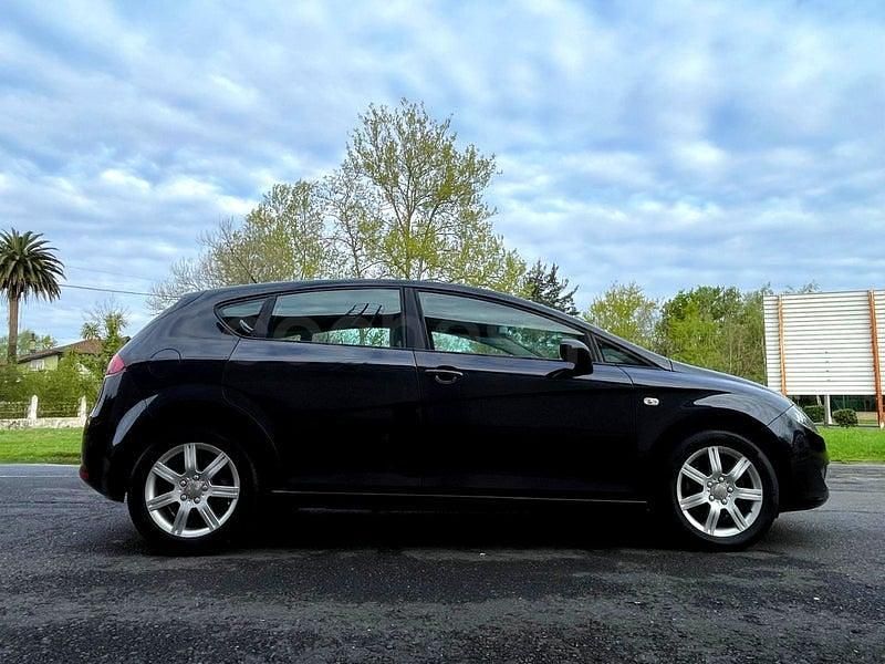 Usado Seat Leon Sport 102 CV (75 kW) 2005 Negro Utilitario